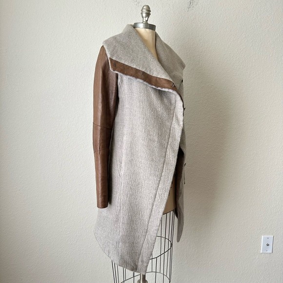 HELMUT LANG Willowed Felt Wool Coat with Leather Sleeve in Flax - Picture 3 of 15